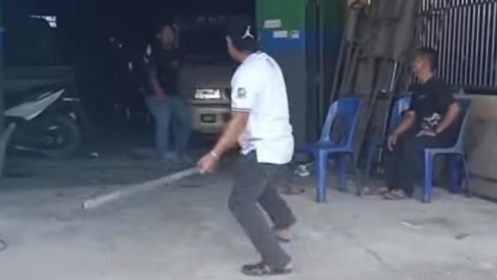 1762430344449-heboh-di-media-sosial-cekcok-kakak-adik-di-bone-gegara-harta-warisan-1762416184421_169