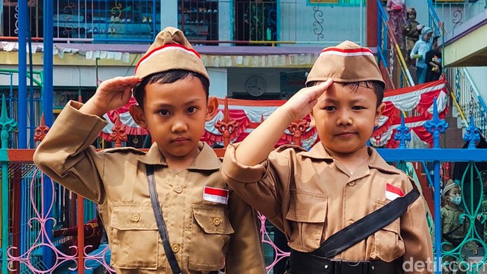 1762451199506-siswa-tk-di-cimahi-pawai-memperingati-hari-pahlawan-pada-jumat-101120230_169