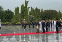 1762451243665-wakil-presiden-gibran-rakabuming-raka-memimpin-upacara-ziarah-nasional-di-tmp-kalibata-jakarta-selatan-dalam-rangka-memperinga_169