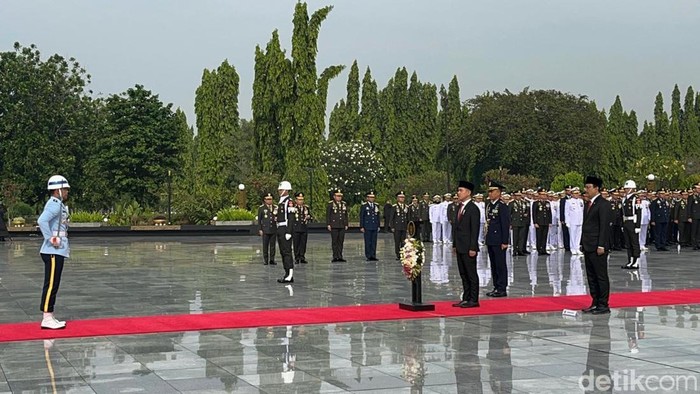 1762451243665-wakil-presiden-gibran-rakabuming-raka-memimpin-upacara-ziarah-nasional-di-tmp-kalibata-jakarta-selatan-dalam-rangka-memperinga_169