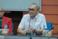 1762451271779-ketua-senat-akademik-unhas-baharuddin-thalib-saat-menyerahkan-3-nama-calon-rektor-ke-mwa-1762439625595_169