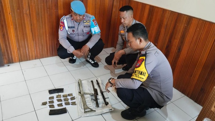 1762451336918-puluhan-butir-amunisi-dua-magazen-ss1-serta-senjata-rakitan-ditemukan-oleh-warga-di-kecamatan-poso-pesisir-kabupaten-poso-1762439216968_169
