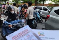 1762451450711-petugas-upt-bapenda-sulsel-wilayah-gowa-samsat-gowa-membagikan-brosur-sosialisasi-insentif-pajak-kendaraan-di-kawasan-jalan-ma-1762432443560_169