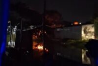 1762451532029-bentrok-mengakibatkan-rumah-warga-terbakar-akibat-bom-molotov-di-di-kecamatan-tallo-makassar-1762431397602_169