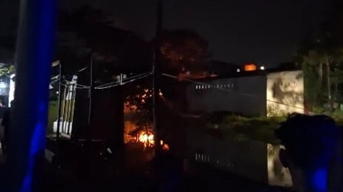 1762451532029-bentrok-mengakibatkan-rumah-warga-terbakar-akibat-bom-molotov-di-di-kecamatan-tallo-makassar-1762431397602_169