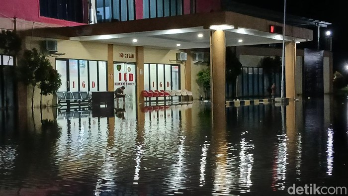 1762451547791-banjir-rob-merendam-rs-bhayangkara-hoegeng-iman-santoso-di-kabupaten-mamuju-1762430796391_169