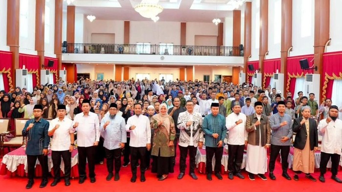 1762494803310-gubernur-sulsel-andi-sudirman-sulaiman-membuka-bimbingan-pembelajaran-tajwid-bagi-guru-agama-se-sulsel-1762478807424_169