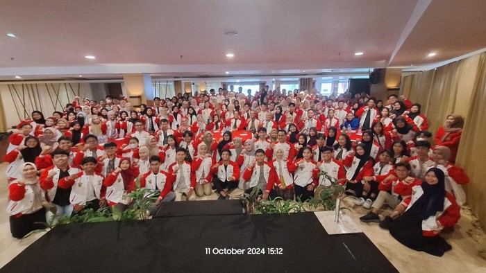 1762516038027-tim-unhas-makassar-saat-menyabet-juara-umum-pimnas-ke-37-di-unair-pada-2024-dokumen-istimewa-1762505622876_169