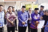 1762516060877-bupati-bone-andi-asman-sulaiman-menyerahkan-sk-pppk-agung-pramonodetiksulsel-1762502388468_169