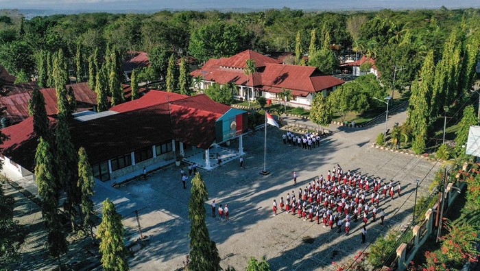 1762537296489-melihat-pelaksanaan-hari-pertama-sekolah-rakyat-di-berbagai-daerah-1752490125268_169