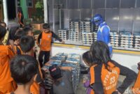 1762537576677-pria-berkostum-power-rangers-antar-mbg-di-parepare-1762517778159_169