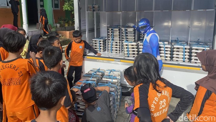 1762537576677-pria-berkostum-power-rangers-antar-mbg-di-parepare-1762517778159_169