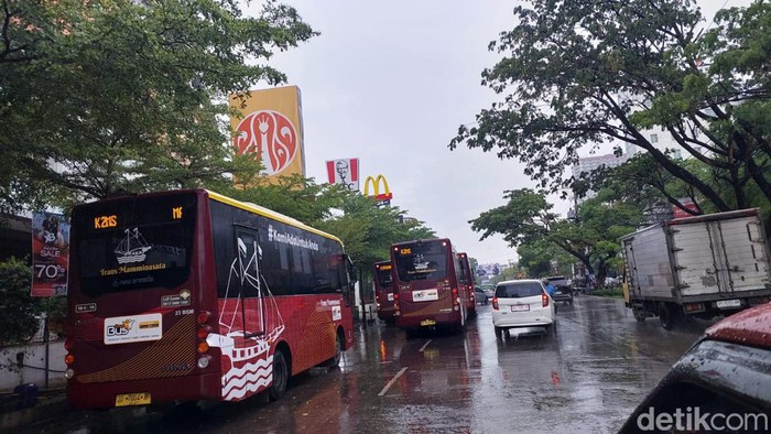 1762537652037-ilustrasi-cuaca-hujan-di-kota-makassar-1_169