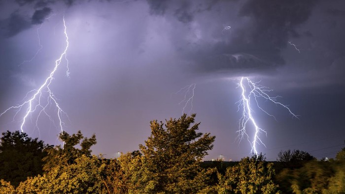 1762580418025-ilustrasi-petir_169