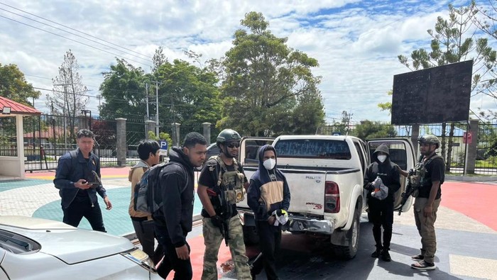 1762602153363-anggota-kkb-aris-pahabol-diserahkan-ke-jaksa-1762592043328_169