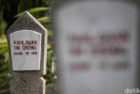 1762623965985-wiranto-hingga-menteri-kabinet-merah-putih-tabur-bunga-di-tmp-kalibata-7_169