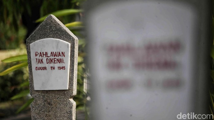 1762623965985-wiranto-hingga-menteri-kabinet-merah-putih-tabur-bunga-di-tmp-kalibata-7_169