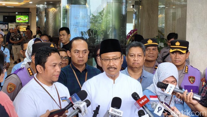 1762624330171-mensos-gus-ipul-menjenguk-korban-ledakan-sman-72-jakarta-yang-dirawat-di-rumah-sakit-yarsi-1762592863896_169