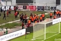 1762667033748-penonton-memasuki-area-lapangan-jelang-babak-kedua-psm-makassar-vs-madura-united-dimulai-di-stadion-gelora-bj-habibie-1762078511264_169