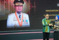1762667142534-wagub-sulsel-fatmawati-rusdi-mewakili-gubernur-sulsel-andi-sudirman-sulaiman-menerima-penghargaan-pemimpin-inovatif-dan-transf-1762655224088_169