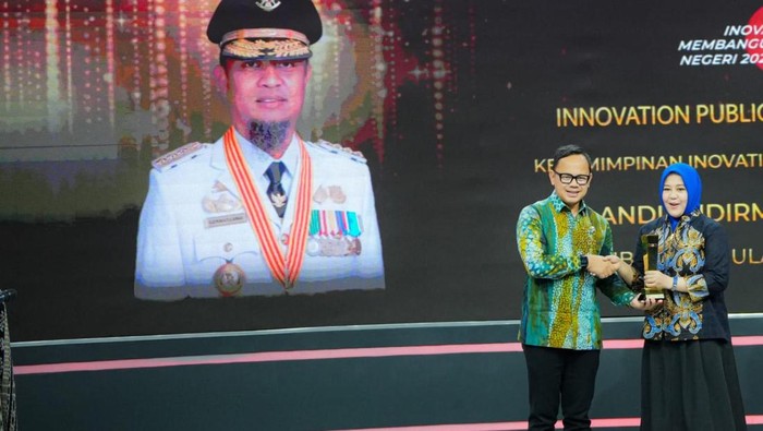 1762667142534-wagub-sulsel-fatmawati-rusdi-mewakili-gubernur-sulsel-andi-sudirman-sulaiman-menerima-penghargaan-pemimpin-inovatif-dan-transf-1762655224088_169