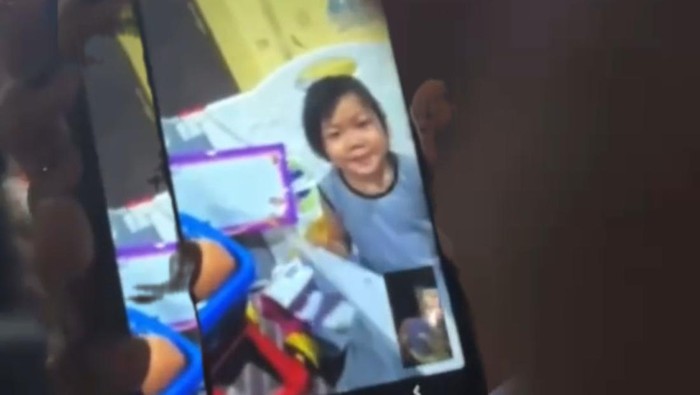 1762667261801-bilqis-4-saat-video-call-dengan-orang-tuanya-dari-makassar-usai-ditemukan-selamatdi-jambi-1762653424685_169