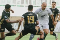 1762688697453-gelandang-psm-savio-roberto-dikepung-pemain-dewa-united-1762683676576_169