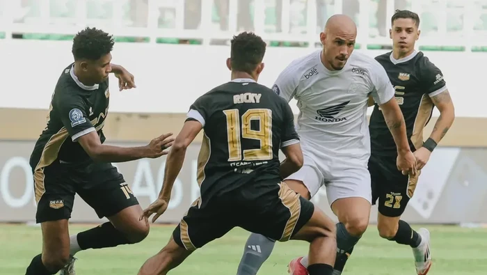 1762688697453-gelandang-psm-savio-roberto-dikepung-pemain-dewa-united-1762683676576_169