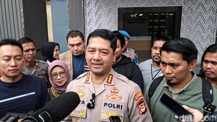 1762688785370-kapolrestabes-makassar-kombes-arya-perdana-saat-memberikan-keterangan-soal-kasus-hilangnya-bilqis-1762676402826_169