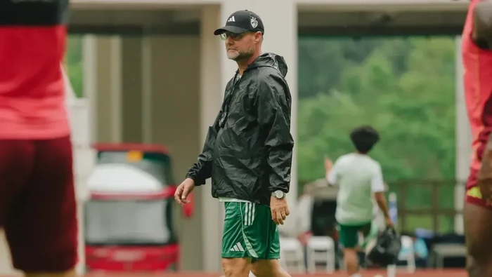 1762688801334-tomas-trucha-memimpin-latihan-psm-makassar-jelang-melawan-dewa-united-dalam-laga-super-league-20252026-1762663595999_169