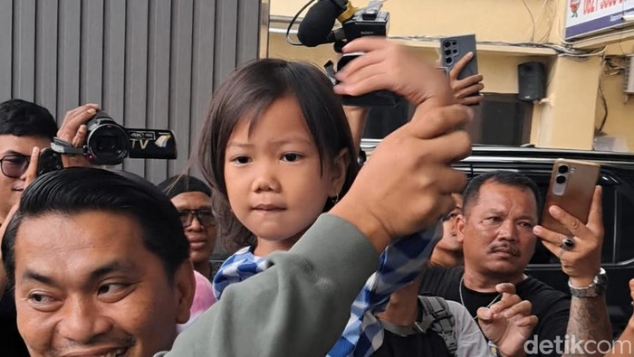 1762688871838-balita-bernama-bilqis-4-tiba-di-makassar-usai-dilaporkan-hilang-dan-ditemukan-di-jambi-1762670247948_169