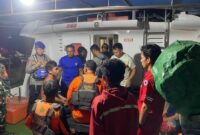 1762710211649-tim-sar-mengevakuasi-4-pemancing-ikan-yang-dihantam-ombak-di-kolaka-sedangkan-2-orang-lainnya-masih-dicari-1762698476270_169