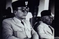 1762730843318-sultan-muhammad-salahuddin-saat-menyambut-kunjungan-presiden-soekarno-di-bima-pada-1950-foto-dok-pribadi-dae-dewi-1762676225974_169