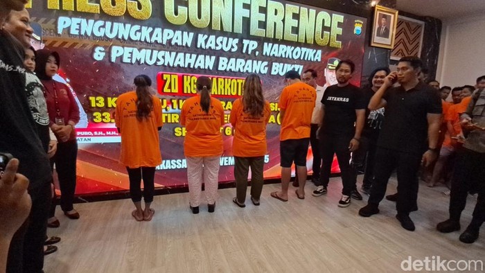 1762753576395-penampakan-tersangka-penculikan-bilqis-dihadirkan-polisi-di-mapolrestabes-makassar-1762750610321_169