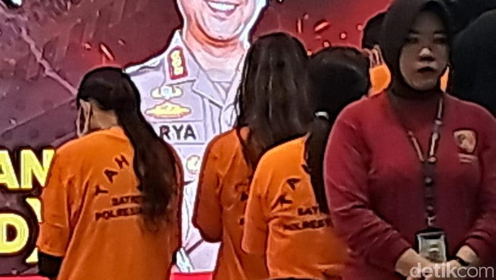 1762753664882-konferensi-pers-kasus-penculikan-bilqis-balita-hilang-di-taman-pakui-sayang-makassar-1762744026805_169