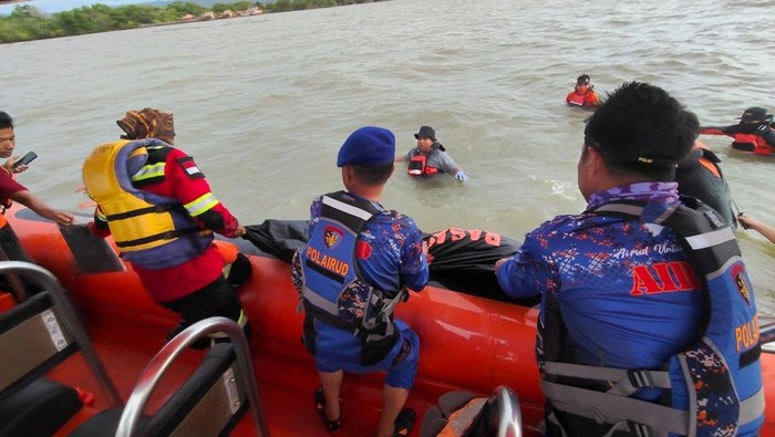 1762796962057-tim-sar-gabungan-menemukan-satu-orang-pemancing-bernama-andika-yang-hilang-di-kabupaten-kolaka-1762781442481_169