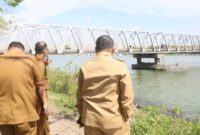 1762840346808-wali-kota-makassar-munafri-arifuddin-paling-kanan-saat-meninjau-jembatan-barombong-1762328971952_169