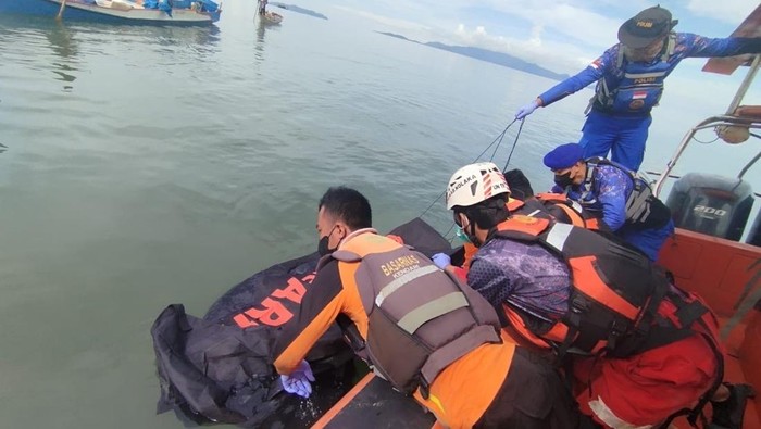 1762840357505-tim-sar-mengevakuasi-korban-terakhir-pemancing-ikan-hilang-di-kolaka-yang-ditemukan-tewas-1762833401417_169