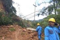 1762926567126-jalan-poros-palopo-bastem-tertimbun-longsor-1762919745977_169