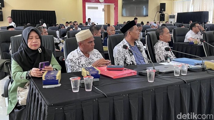 1762947989611-2-guru-sman-1-masamba-luwu-utara-abdul-muis-dan-rasnal-saat-rdp-bersama-komisi-d-dprd-sulsel-sahrul-alimdetiksulsel-1762938386252_169