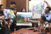 1762948016652-kuasa-hukum-pt-hadji-kalla-hasman-usman-saat-konferensi-pers-di-makassar-rabu-12112025-1762934260978_169