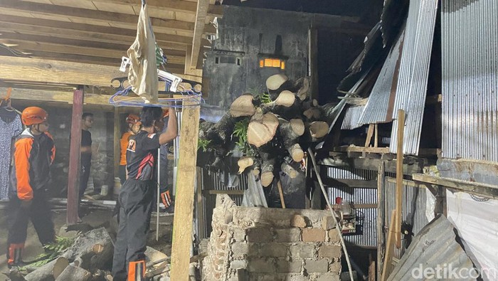 1762969698572-pohon-tumbang-menimpa-2-rumah-di-parepare-1762959542675_169