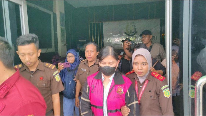 1762969763801-penetapan-tersangka-kasus-korupsi-atk-di-kota-sorong-1762957174470_169