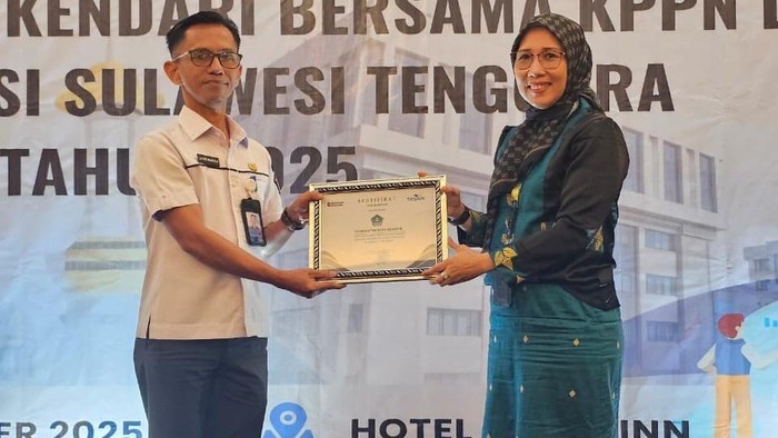 1762969978869-pemkot-kendari-mendapatkan-penghargaan-dari-pt-taspen-persero-1762953517804_169