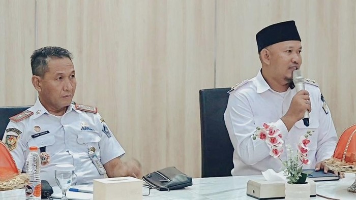 1762970182109-wakil-wali-kota-kendari-sudirman-memimpin-langsung-rapat-koordinasi-membahas-kesiapan-titik-pantau-dan-strategi-lintas-sektor-1762946814338_169