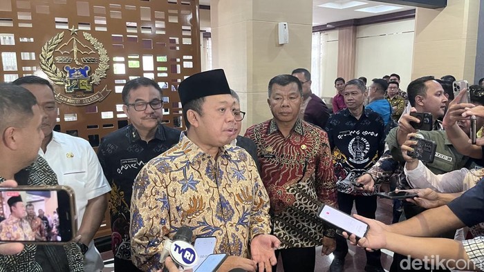 1763034430168-menteri-atrkepala-bpn-nusron-wahid-saat-memberikan-keterangan-terkait-kasus-sengketa-lahan-jk-1763021500963_169