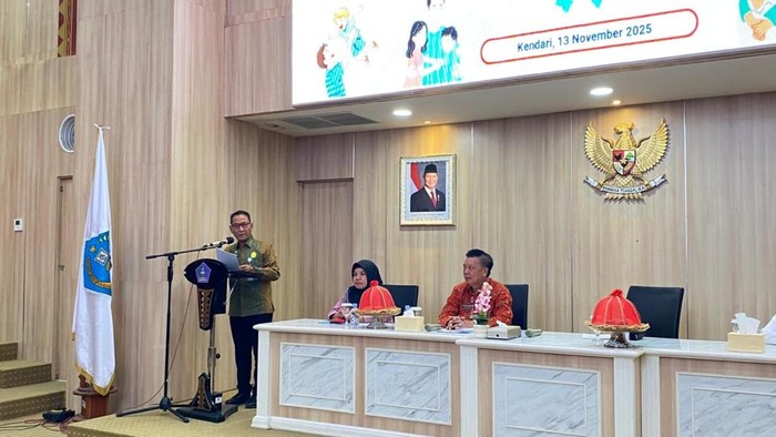 1763056048181-sekda-kendari-amir-hasan-saat-membuka-kegiatan-promosi-dan-sosialisasi-gerakan-ayah-teladan-indonesia-gati-di-aula-samaturu-ba-1763039149634_169