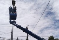 1763056058900-dishub-takalar-mulai-memperbaiki-lampu-pju-yang-rusak-di-sejumlah-titik-1763044269057_169