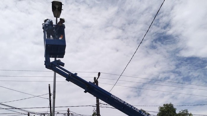 1763056058900-dishub-takalar-mulai-memperbaiki-lampu-pju-yang-rusak-di-sejumlah-titik-1763044269057_169