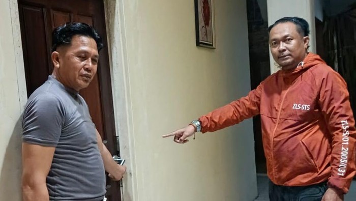 1763056134191-polisi-mendatangi-tkp-penemuan-mayat-pria-paruh-baya-di-wisma-maros-1763041854812_169